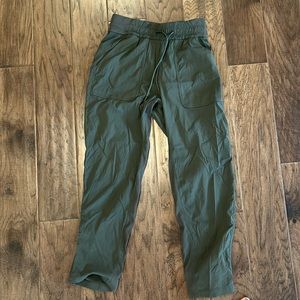 Dance studio crop. Size 4. Worn once or twice, didn’t fit right.